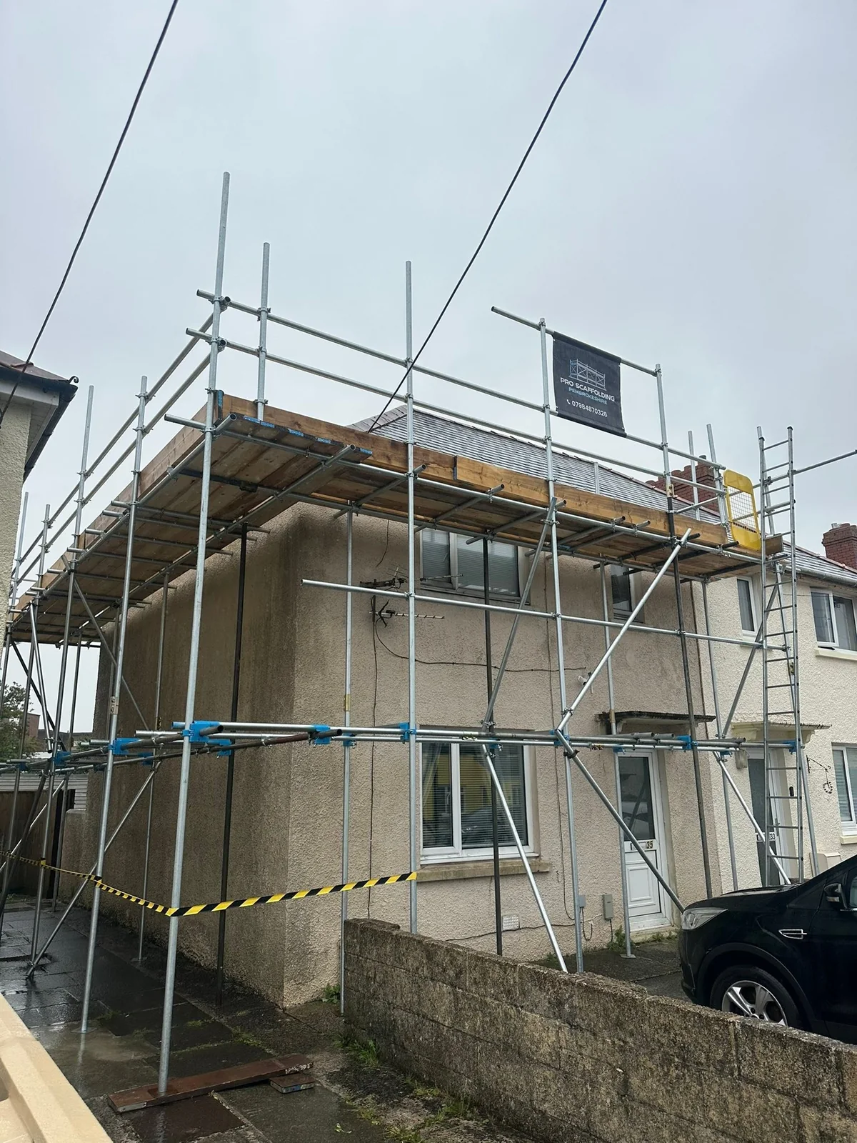 Scaffold providing side and gable access to a home